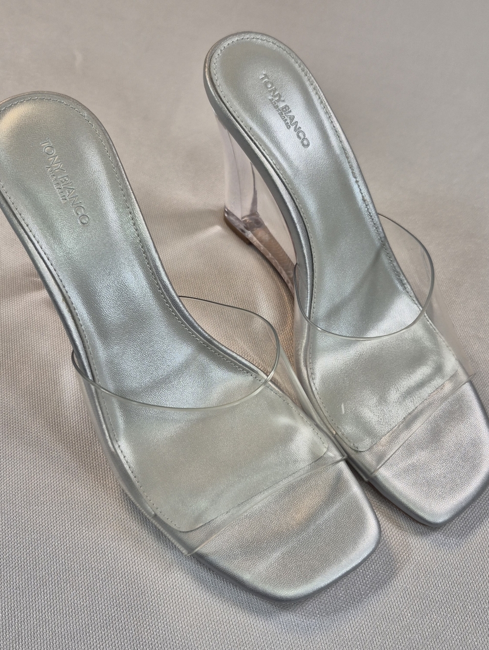 TONY BIANCO Alessi Clear Vinylite/Silver Wedges Women's 8.5M Heels Sandals  NWT
